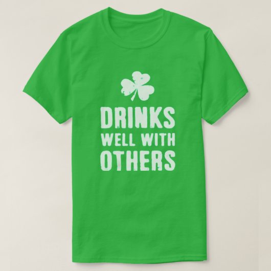 Drinks Well With Others St. Patrick's Day Tee (Design vorne)
