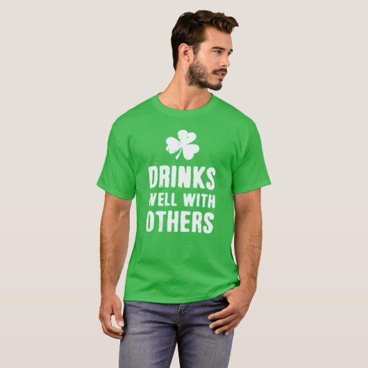 Drinks Well With Others St. Patrick's Day Tee (Vorne ganz)