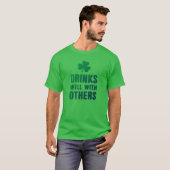 Drinks Well With Others St. Patrick's Day Tee (Vorne ganz)