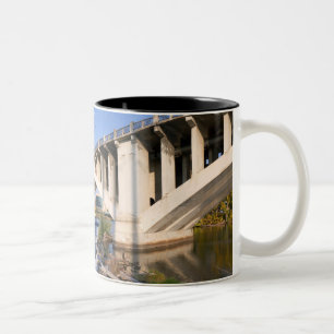 Dritte Avenue Bridge in Minneapolis Zweifarbige Tasse