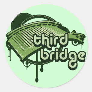 dritte Brücke. grün & wald. Runder Aufkleber