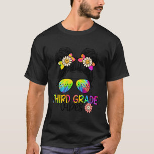 Dritte Klasse Vibes Messy Hair Bun Girl Gefärbte K T-Shirt