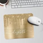 Driving Gold Glitzer Monogram Mouse Pad Mousepad<br><div class="desc">Maßgeschneidertes und gürtelndes Mauspad mit vergoldetem Imitat Glitzer,  das vor einem vergoldeten Imitat auf metallischem Hintergrund tropft. Monogram mit Ihrem Namen in einem stilvollen,  trendigen weißen Skript mit Swashes.</div>