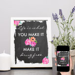 Drogenkarton und Blumengesicht Poster<br><div class="desc">Anti-Drogen-Sensibilitätspaket. Die "Nein zu Drogen sagen"-Nachricht sitzt auf einem gebeutelten Chalboard-Hintergrund und lautet: "Das Leben ist das,  was du machst. Machen Sie es drogenfrei". Das typografische Design umfasst elegante handgeschriebene Schriften und feinen Druck. Das Plakat ist mit hübschen,  rosa und orangefarbenen Blume in Aquarelltönen dekoriert.</div>