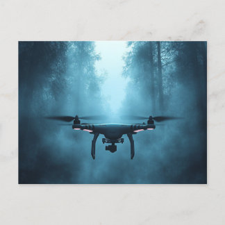 Drohne im Foggy Forest Postcard Feiertagspostkarte