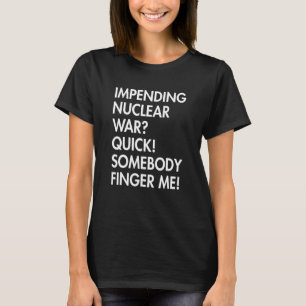 Droht Atomkrieg Schnell Jemand Finger Mich App T-Shirt