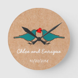 Drosseln und Liebe-Herz-Hochzeit Runde Wanduhr