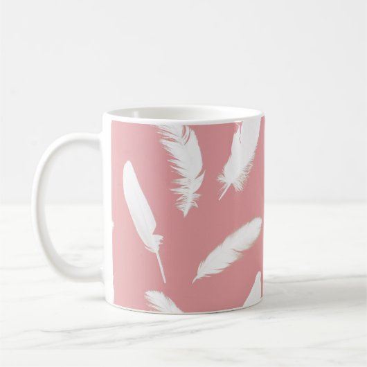 Druck der weißen Feder auf Muschelrosa Kaffeetasse (Links)