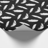 Druck der weißen Feder auf Schwarzem Geschenkpapier (Ecke)