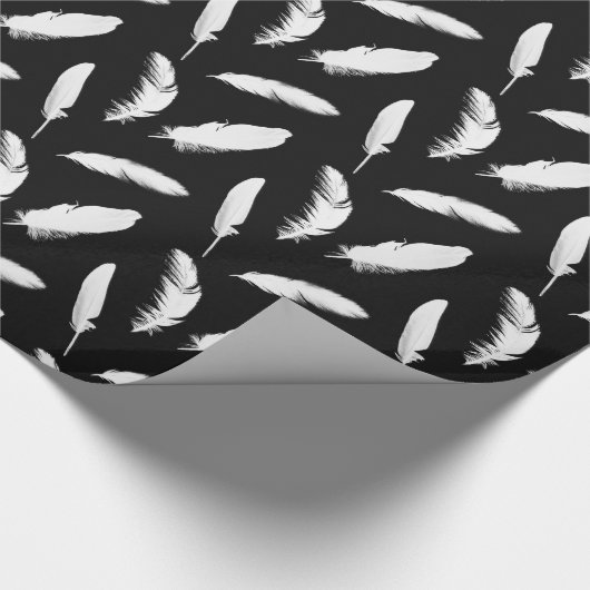 Druck der weißen Feder auf Schwarzem Geschenkpapier (Ecke)