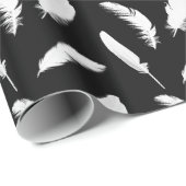 Druck der weißen Feder auf Schwarzem Geschenkpapier (Rolleneckpunkt)