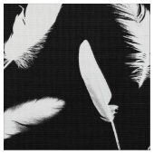 Druck der weißen Feder auf Schwarzem Stoff (Nahaufnahme)