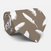 Druck der weißen Feder auf Taupe Krawatte (Gerollt)