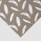 Druck der weißen Feder auf Taupe Seidenpapier (Ausschnitt)