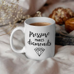 Druck macht Diamanten - Script Typografie Kaffeetasse<br><div class="desc">Modernes und trendiges Typografie-Design mit inspirierenden Zitaten.</div>