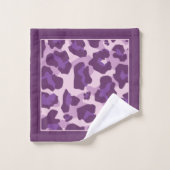 Druck und Monogramm aus Leopard in lila Tönen Badhandtuch Set (Waschlappen)
