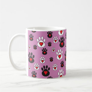 Drucke mit roten Herzen auf Rosa Kaffeetasse
