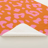 Druckmuster in Rosa und Orange Leopard Sherpadecke (3/4)