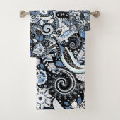Druckmuster Weiß & Blau Paisley Badhandtuch Set (Insitu)