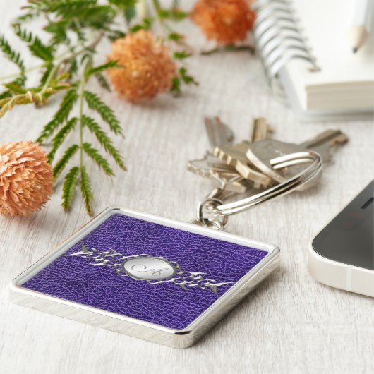 DRUCKTER Lila Croc and Pewter Monogram Schlüsselan Schlüsselanhänger (Seite)