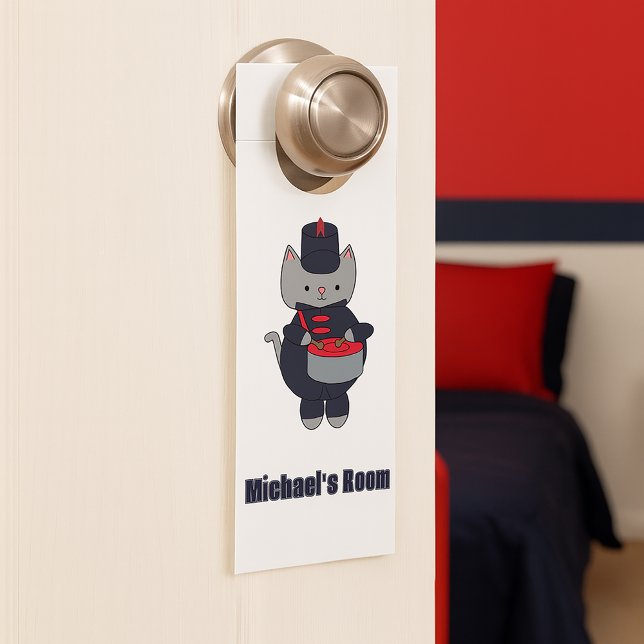 Drum Cat Marching Band Navy Blue Red Personalize Türanhänger (A door hanger featuring a cat playing the drums in a navy blue & red marching band uniform.)