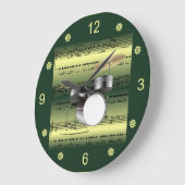 Drum Set~Rollsheet Music~Gold/Green Background Große Wanduhr (Winkel)