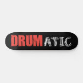 Drumatic Funny Zitat mit rotem und weißem Text Skateboard (Horizontal)