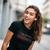 Drumatic Funny Zitat mit rotem und weißem Text T-Shirt