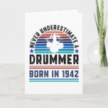 Drummer geboren 1942 80th Birthday Drumming Gift V Karte<br><div class="desc">Unterschätzen Sie niemals einen Drummer geboren im Jahr 1942. Ideal 80. Geburtstagsgeschenk für einen 80 Jahre alten Drums-Kit und Drumming-Enthusiast,  der Lieben. Retro für Männer,  Frauen,  dein Vater am Vatertag.</div>