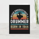 Drummer geboren 1944 80th Birthday Drumming Gift Karte<br><div class="desc">Unterschätzen Sie niemals einen Drummer geboren im Jahr 1944. Ideal 80. Geburtstagsgeschenk für einen 80 Jahre alten Drums-Kit und Drumming-Enthusiast,  der Lieben. Retro für Männer,  Frauen,  dein Vater am Vatertag.</div>