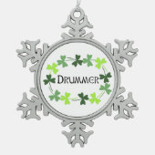 Drummer Kleeblatt Oval Schneeflocken Zinn-Ornament (Vorderseite)