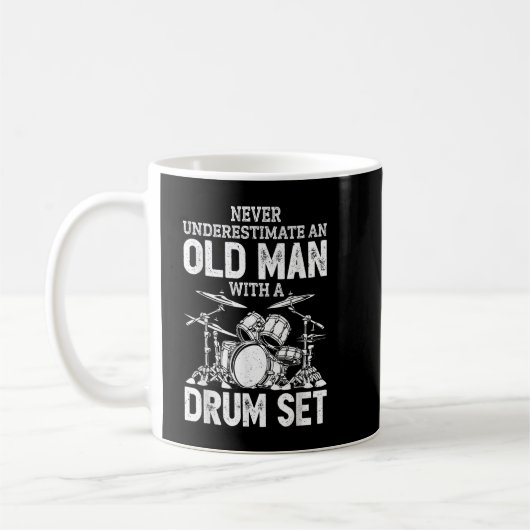Drummer unterschätzt nie einen alten Mann mit eine Kaffeetasse (Links)