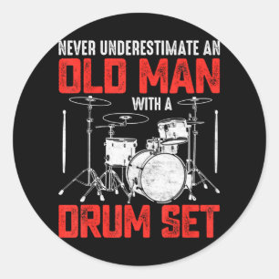 Drummer unterschätzt nie einen alten Mann mit eine Runder Aufkleber