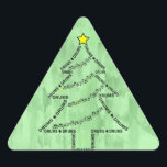 Drums Text Christmas Tree Dreieckiger Aufkleber<br><div class="desc">Ein Weihnachtsbaum bestehend aus Schlagzeugtext und Stars mit musikalischer Notation Garland ist ein einzigartiges Schlagzeug Winterferiendesign für Musiker,  Musiklehrer und Schüler in Jazzband,  Orchester,  Konzerte und Marching Band.</div>