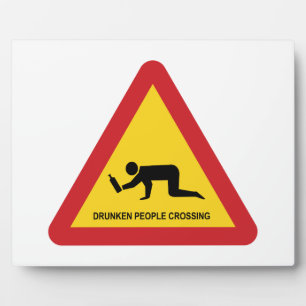 DRUNKENDE MENSCHEN ÜBERQUEREN VERKEHRSSIGN FOTOPLATTE