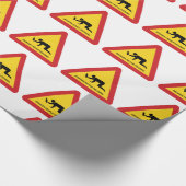 DRUNKENDE MENSCHEN ÜBERQUEREN VERKEHRSSIGN GESCHENKPAPIER (Ecke)