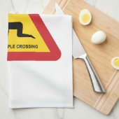 DRUNKENDE MENSCHEN ÜBERQUEREN VERKEHRSSIGN GESCHIRRTUCH (Viertel Falte)