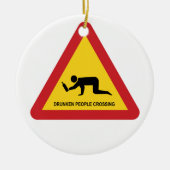 DRUNKENDE MENSCHEN ÜBERQUEREN VERKEHRSSIGN KERAMIK ORNAMENT (Vorne)