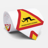 DRUNKENDE MENSCHEN ÜBERQUEREN VERKEHRSSIGN KRAWATTE (Gerollt)