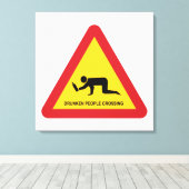 DRUNKENDE MENSCHEN ÜBERQUEREN VERKEHRSSIGN LEINWANDDRUCK (Insitu (Holzboden))