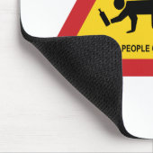 DRUNKENDE MENSCHEN ÜBERQUEREN VERKEHRSSIGN MOUSEPAD (Ecke)