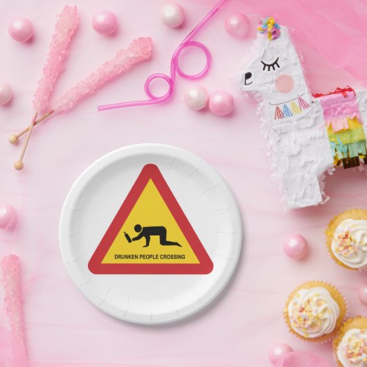 DRUNKENDE MENSCHEN ÜBERQUEREN VERKEHRSSIGN PAPPTELLER (Party)