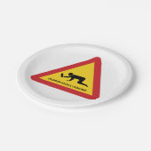 DRUNKENDE MENSCHEN ÜBERQUEREN VERKEHRSSIGN PAPPTELLER (Schrägansicht)