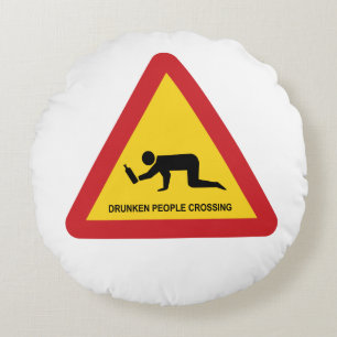 DRUNKENDE MENSCHEN ÜBERQUEREN VERKEHRSSIGN RUNDES KISSEN