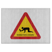 DRUNKENDE MENSCHEN ÜBERQUEREN VERKEHRSSIGN SCHNEIDEBRETT (Vorderseite)