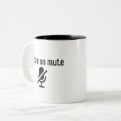 "Du bist auf stumm" lustiges Zitat Zweifarbige Tasse (Vorderseite Links)