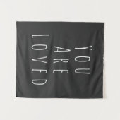 Du bist geliebt | Schwarz-weiße Inspirationswörter Wandteppich (Vorderseite (Horizontal))