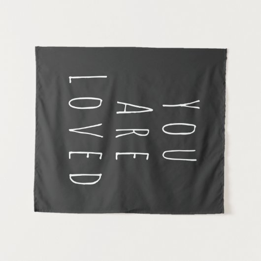 Du bist geliebt | Schwarz-weiße Inspirationswörter Wandteppich (Vorderseite (Horizontal))