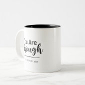 Du bist genug | Moderne Typografie Inspiration Zweifarbige Tasse (Vorderseite Links)