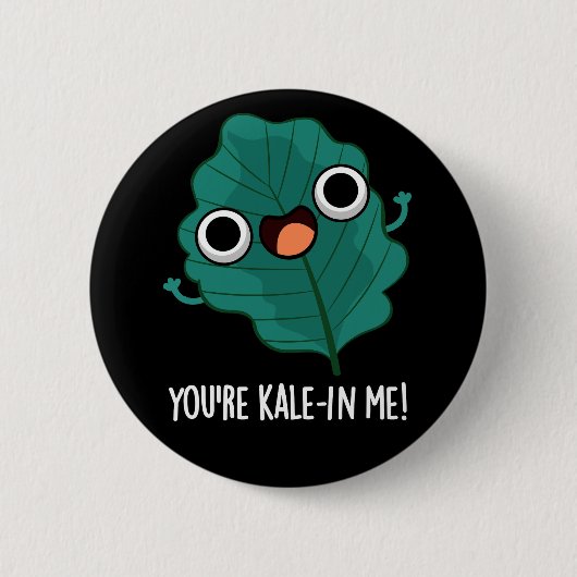 Du bist Kale-in Me Funny Veggie Kale Pun Dark BG Button (Vorderseite)